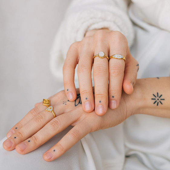 картинка Кольцо в виде луны с лунным камнем Symbols